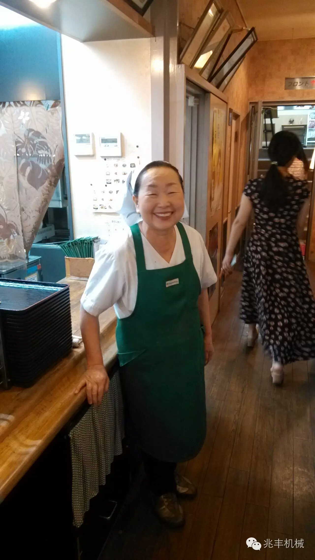 服务员.jpg